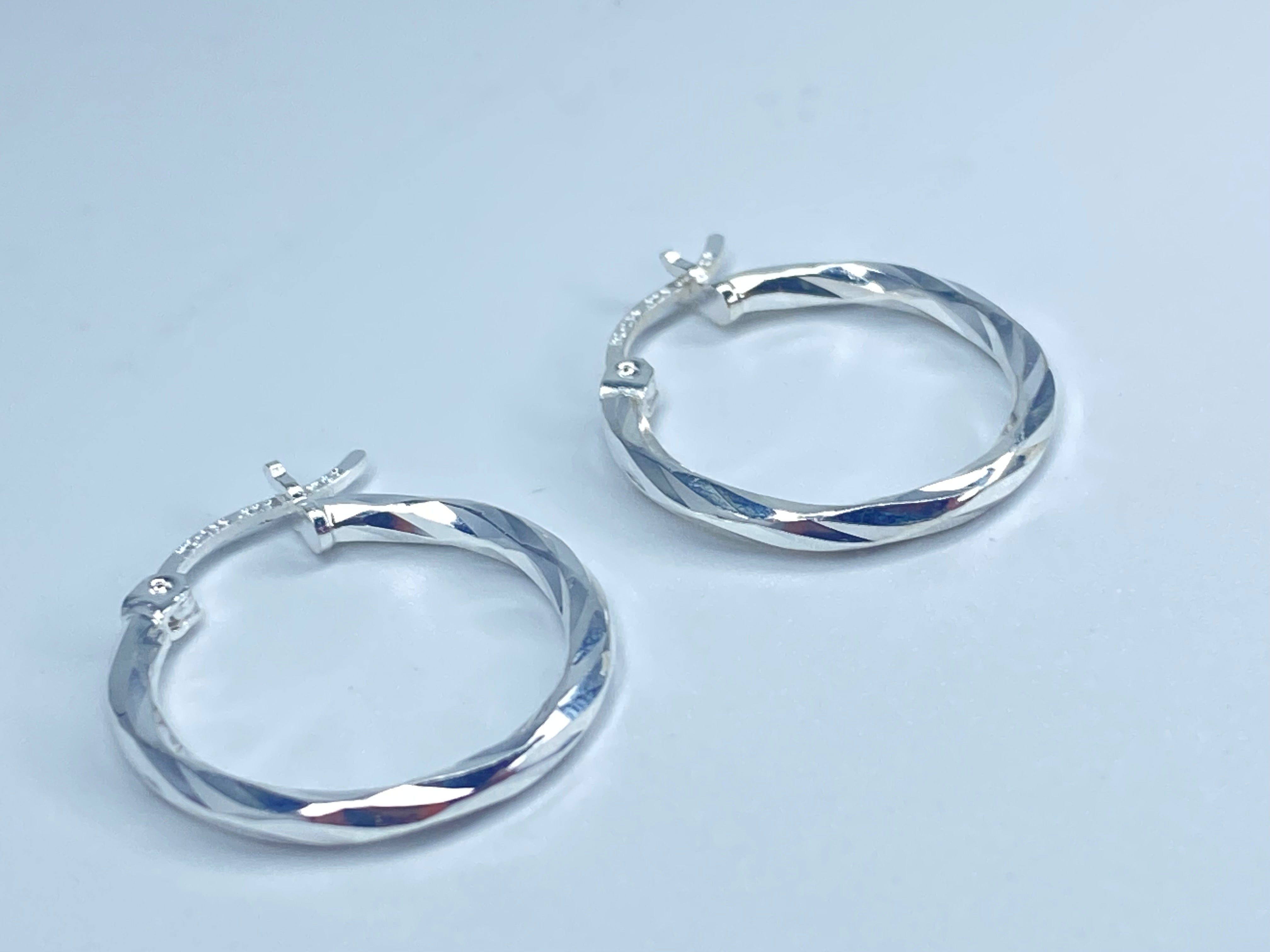 Medium Twisted Hoops